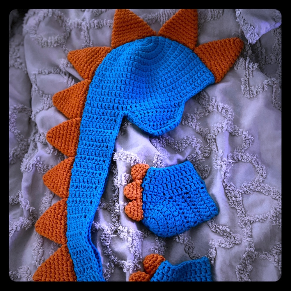 Dinosaur costume - newborn photos